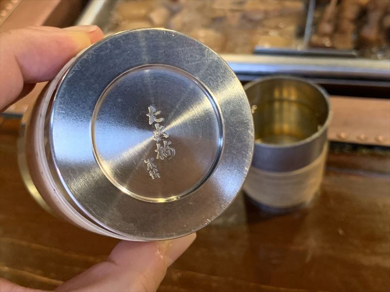 錫焼酎コップ底面の「たこ梅」刻印